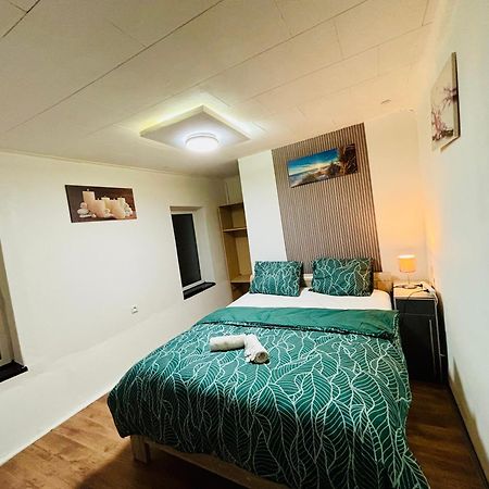 Cozy&Calm Room With Ensuite Heers Esterno foto